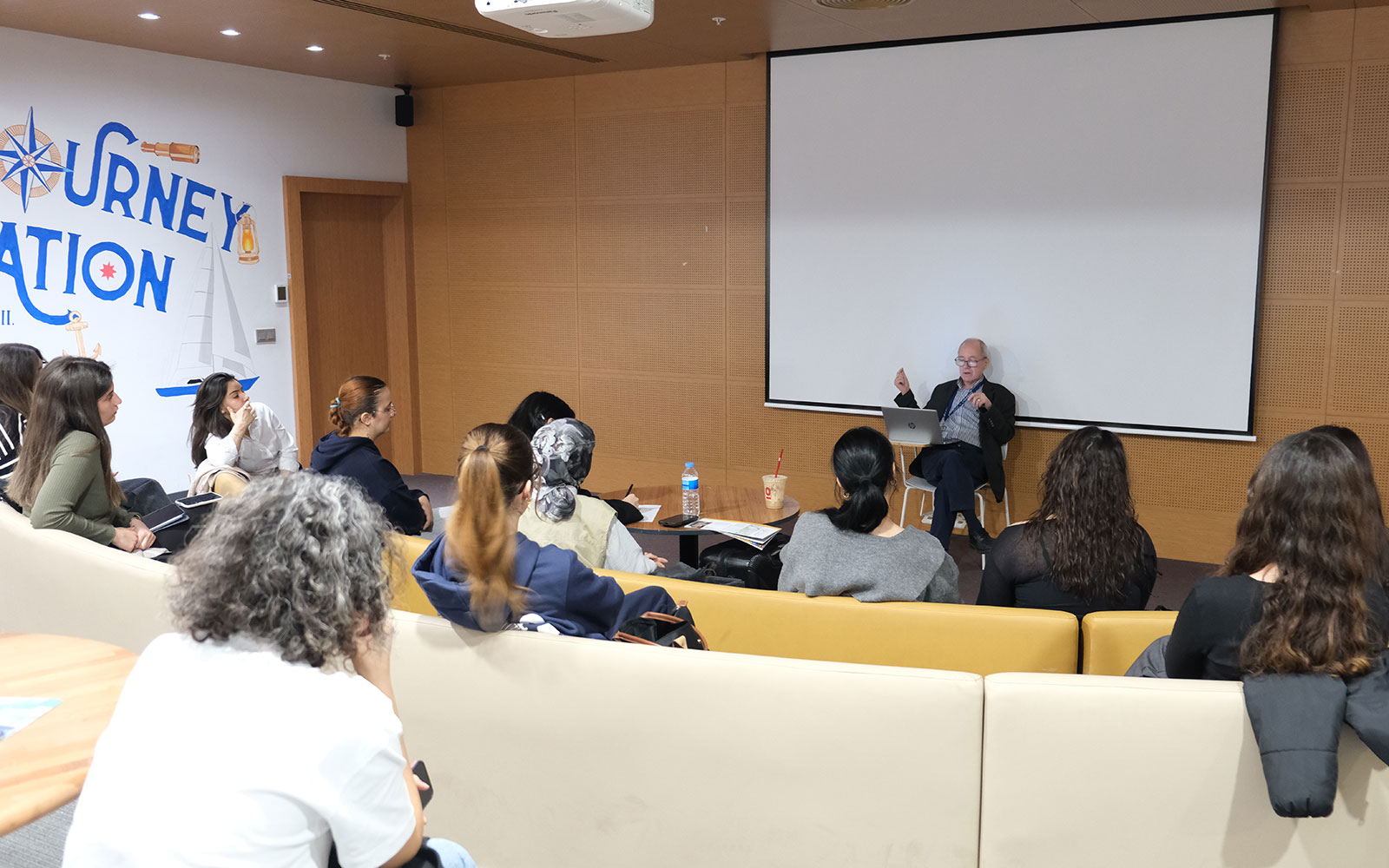 atlas-psikoloji-laboratuvari-bulusmalari-devam-ediyor-uzman-wayne-dinn-genc-arastirmacilarla-bulustu-1