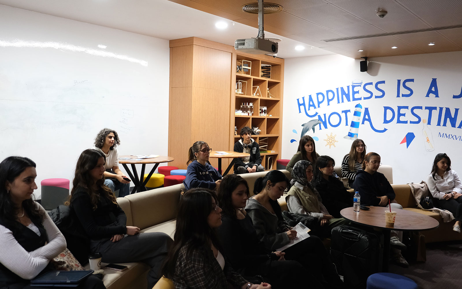 atlas-psikoloji-laboratuvari-bulusmalari-devam-ediyor-uzman-wayne-dinn-genc-arastirmacilarla-bulustu-2